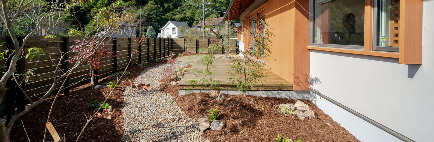 天然木や石、植栽を取り入れた住まいの庭
