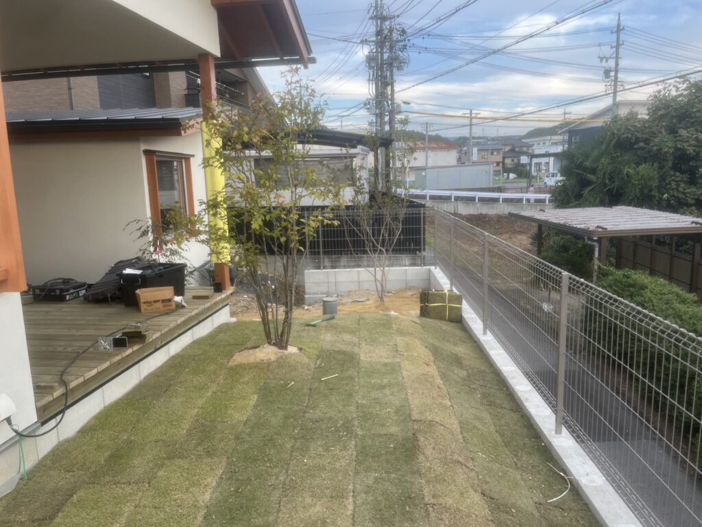 植栽植え込みと芝敷き