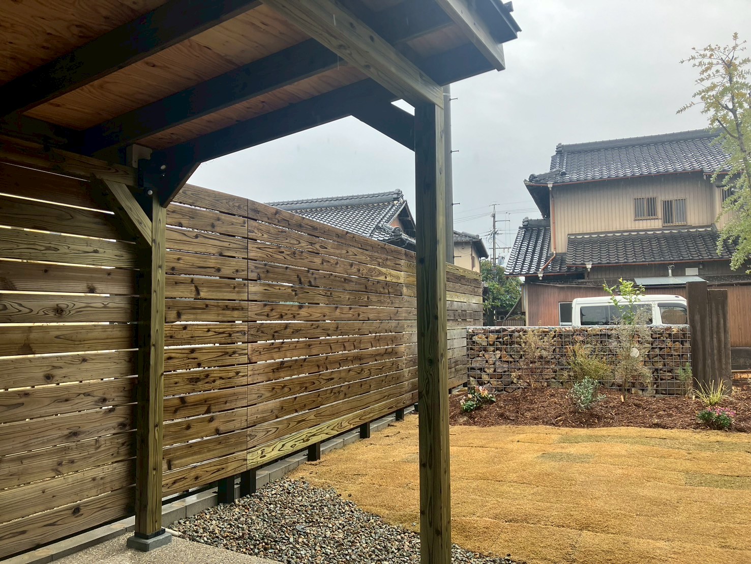 雨に濡れた木の表情が、いい雰囲気を出してくれる庭。