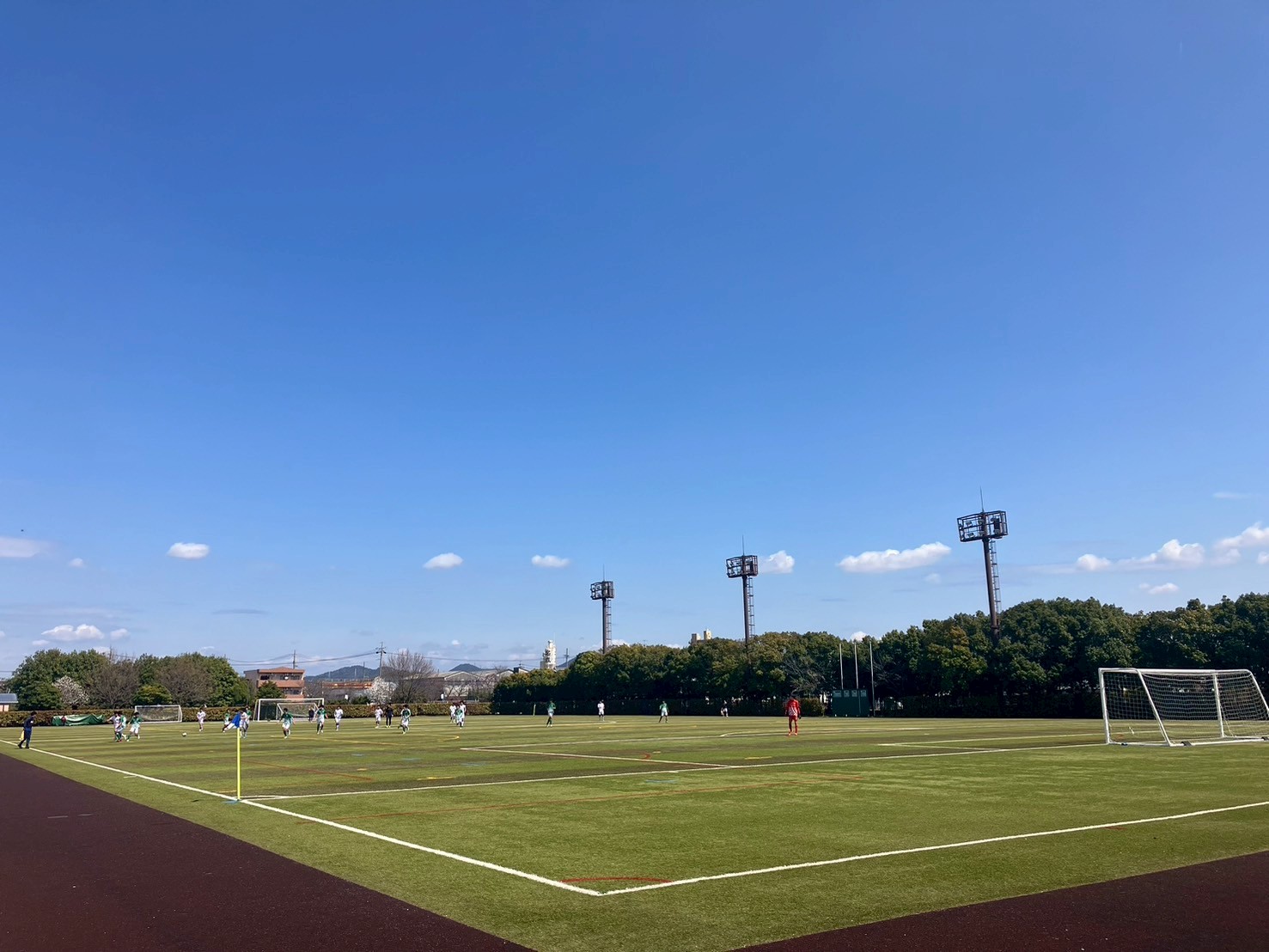 雲ひとつない青空の下